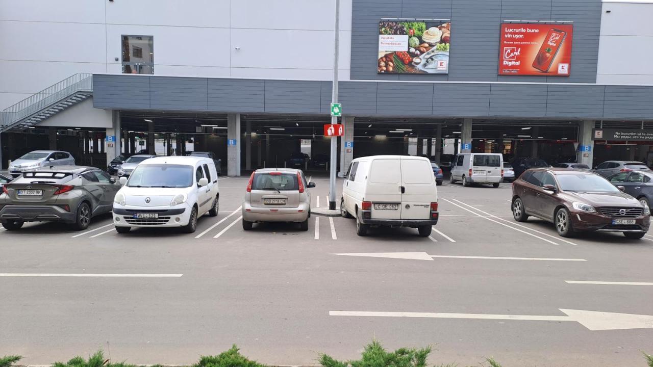 Airport 24&24 Car Parking Apartment Chisinau Luaran gambar
