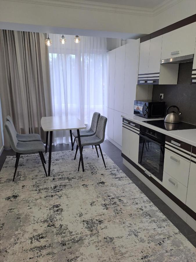 Airport 24&24 Car Parking Apartment Chisinau Luaran gambar
